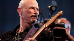 pochina-kitaristat-grupa-kiss-132