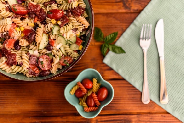 салата с трицжетна паста