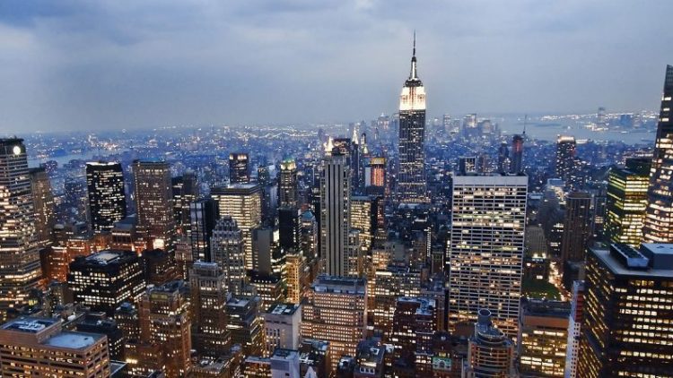 1200px-View_of_the_Empire_State_Building_from_the_Rockefeller_Center_observation_deck_NYC_-_18_August_2009-800×445
